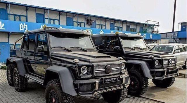 工地上来两台价值千万的6轮越野车，工友：一辈子赚不到一个轮胎