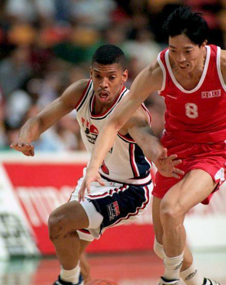 中国飞人--胡卫东!高度近视三分神准，扣篮美感十足!