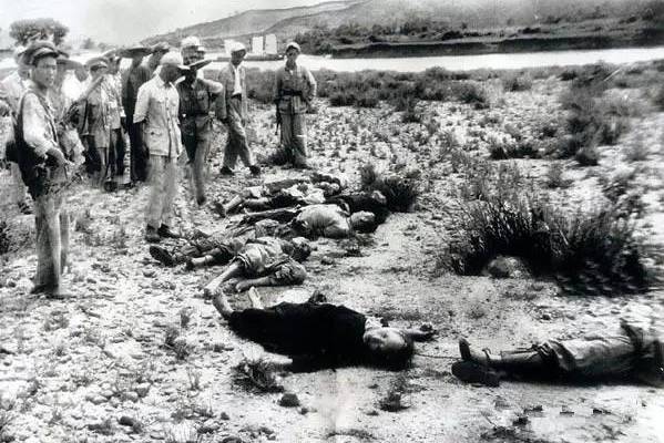 绝版老照片:打土豪，斗地主，分田地，分财产