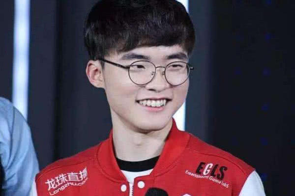 电竞职业选手的女朋友一个比一个漂亮 网友:是