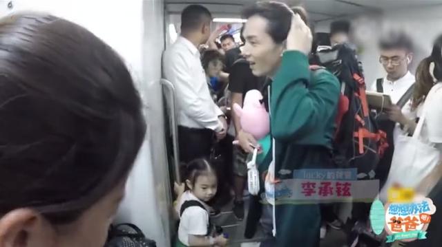 Lucky想吃糖，李承铉却说10岁了再给你买，皱眉的表情包太萌了吧