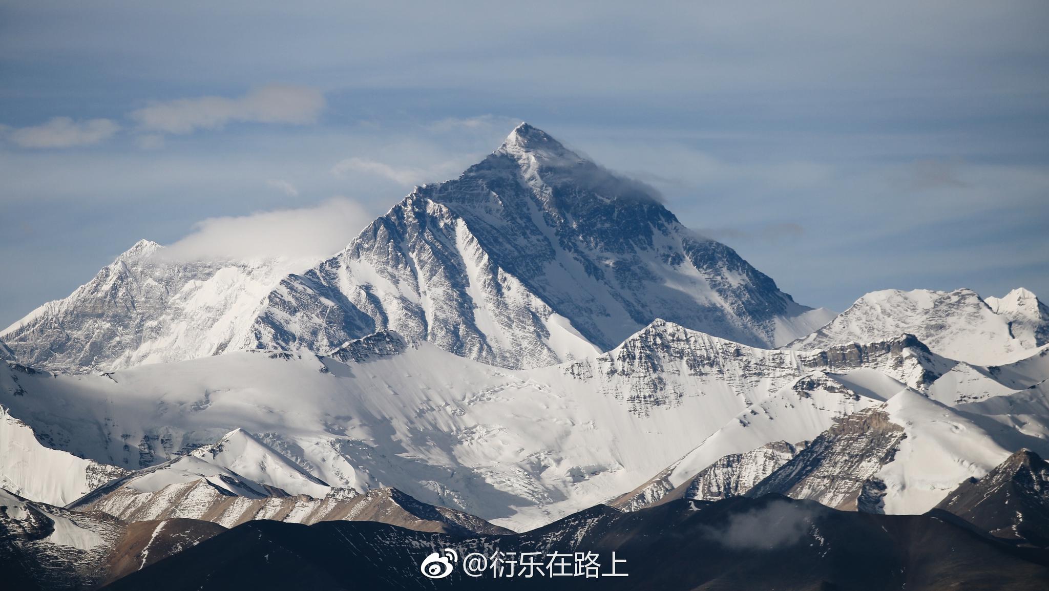 珠峰不仅巍峨宏大,而且气势磅礴.