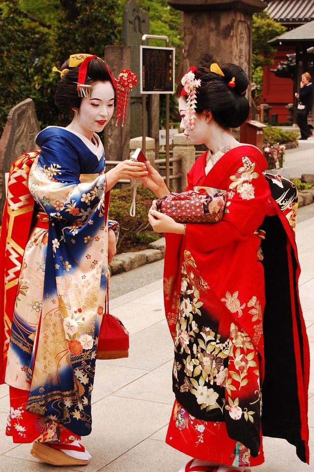 日本女人和服背后为什么都有个小垫子?原来是用来.