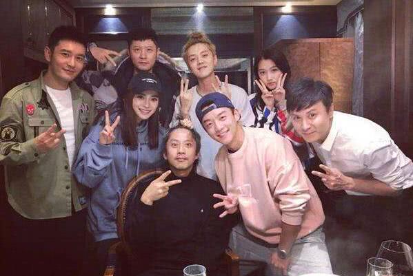 范丞丞晒与跑男团合照，关晓彤现身和鹿晗亲密相偎超抢镜