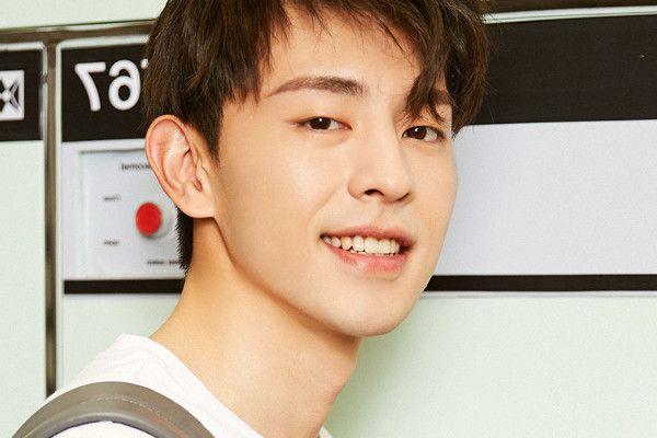 邓伦微笑高清壁纸图片