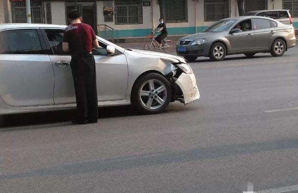 车玻璃被砸碎，为啥保险公司会拒赔？车险员：只怪你说错一个字