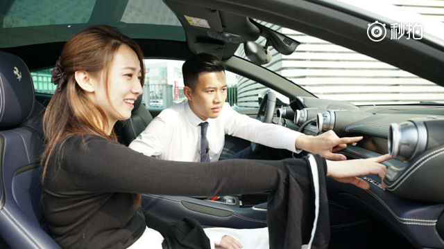 如何向副驾的小伙伴展示酷炫？法拉利为乘客配了一块特别的屏