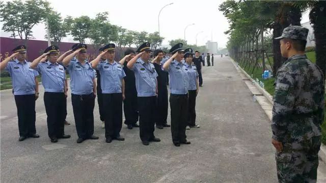 配合交警联合执法 城管即将拥有贴条罚款的权力