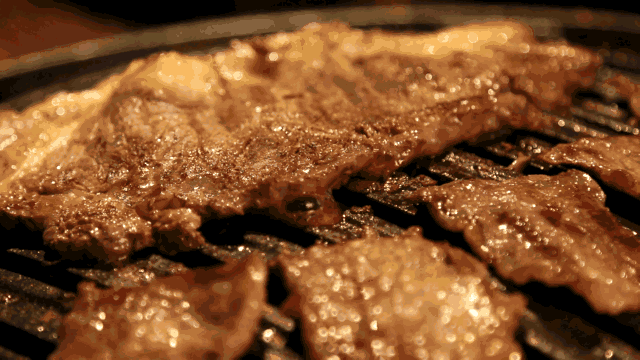 烤牛排冒着滋滋滋的声音,只是看到就勾起了我的馋虫.