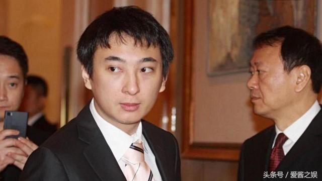 只知王思聪父亲,没想到爷爷外公背景更强,难怪称“国民老公”!