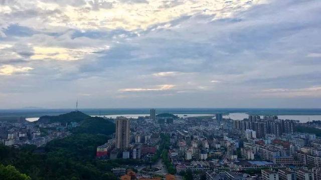 湖北荆州一个县级市,和湖南常德、岳阳接壤,是