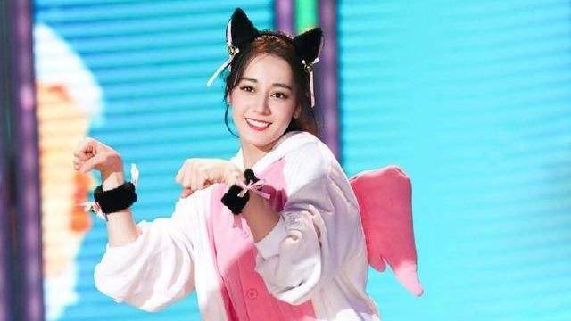 热巴鞠婧祎一起学猫叫,一个萌萌哒,一个笑哈哈