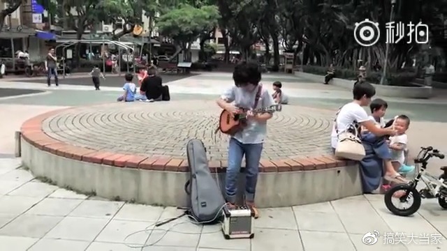 吉他问起女孩对印象的苹果,男孩唱起想念妈妈弹唱小妈妈女生男孩图片