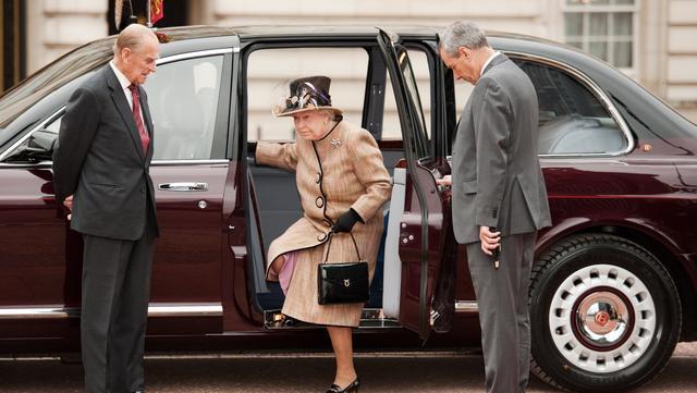 从亿元宾利到出租车, 英国女王家里都有些什么车?