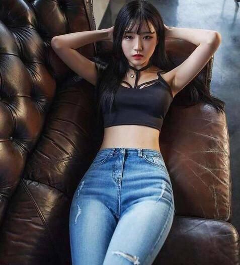 真实的牛仔裤美女