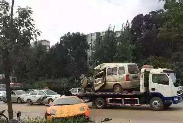 700万兰博基尼撞上五菱, 交警说了一句话, 土豪当场直接泪崩!