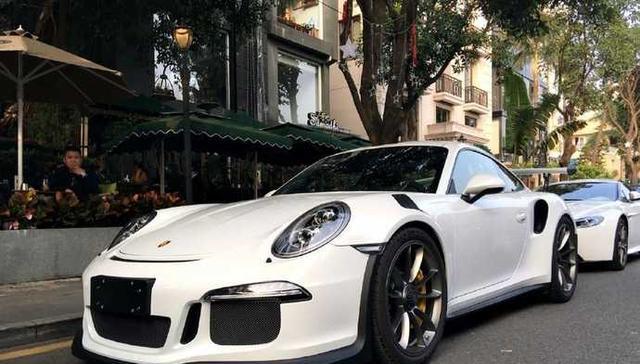 上海两个土豪为了保时捷911相互竞价, 最后加了18万