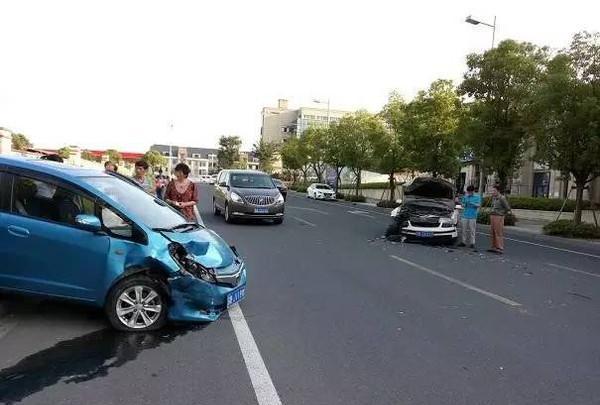 本田飞度撞上了帕萨特, 帕萨特车主看到飞度车主后欢呼雀跃