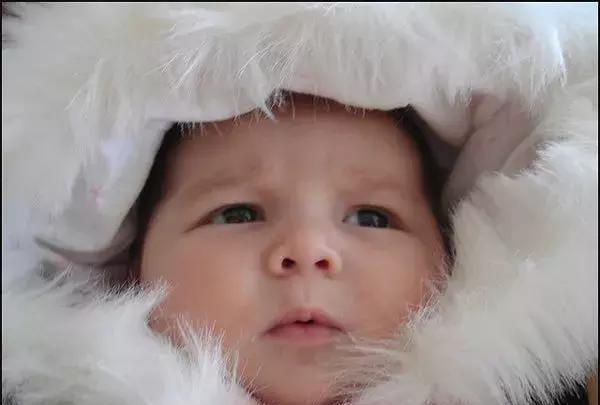 太危险,千万别让孩子穿羽绒服坐汽车安全座椅