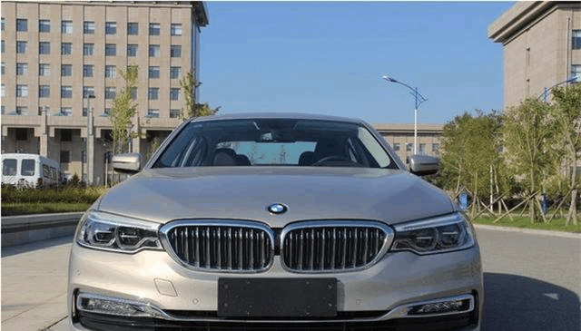 老是晕车的老妈自从坐过了邻居的50万豪车后, 再也不想坐我的车了