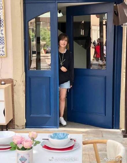 同样是76年生的,舒淇撞衫赵薇格子外套,到底谁