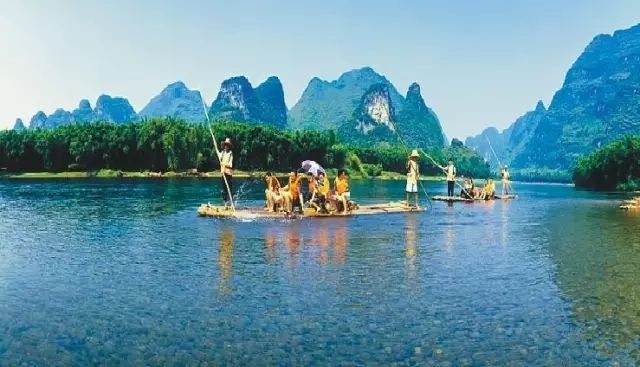 古龍河景區,一個在仙境畫中進行竹筏漂游的景區,位于廣西宜州市祥貝鄉古龍村,這里是廣西最后的山水凈土,有世外仙境的美譽,是中國最美的意境旅游景區。古龍河山清水秀,竹翠峰美,游客乘坐竹筏順水而下,可以觀賞到中國最大的壯族水車,體驗到魚鷹捕魚、江中漁韻的詩情畫意,欣賞到壯族古老的圖騰巖畫,感受到最有民俗特色的壯族情歌。