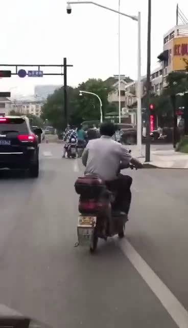 厉害了大爷 电动车让你开出来腾云驾雾的感觉  ​