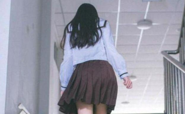 抖音劲爆视频再现!美女故意在裤子上剪个洞,黑