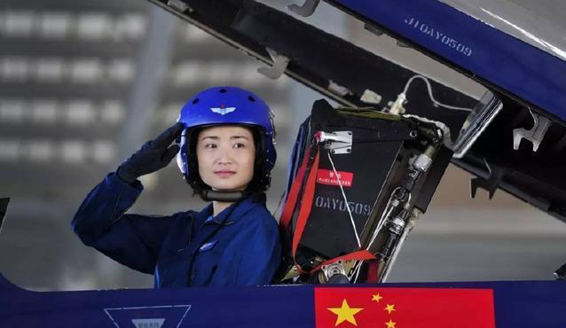 蓝天上的金孔雀,因飞机失事牺牲,追悼会上父母