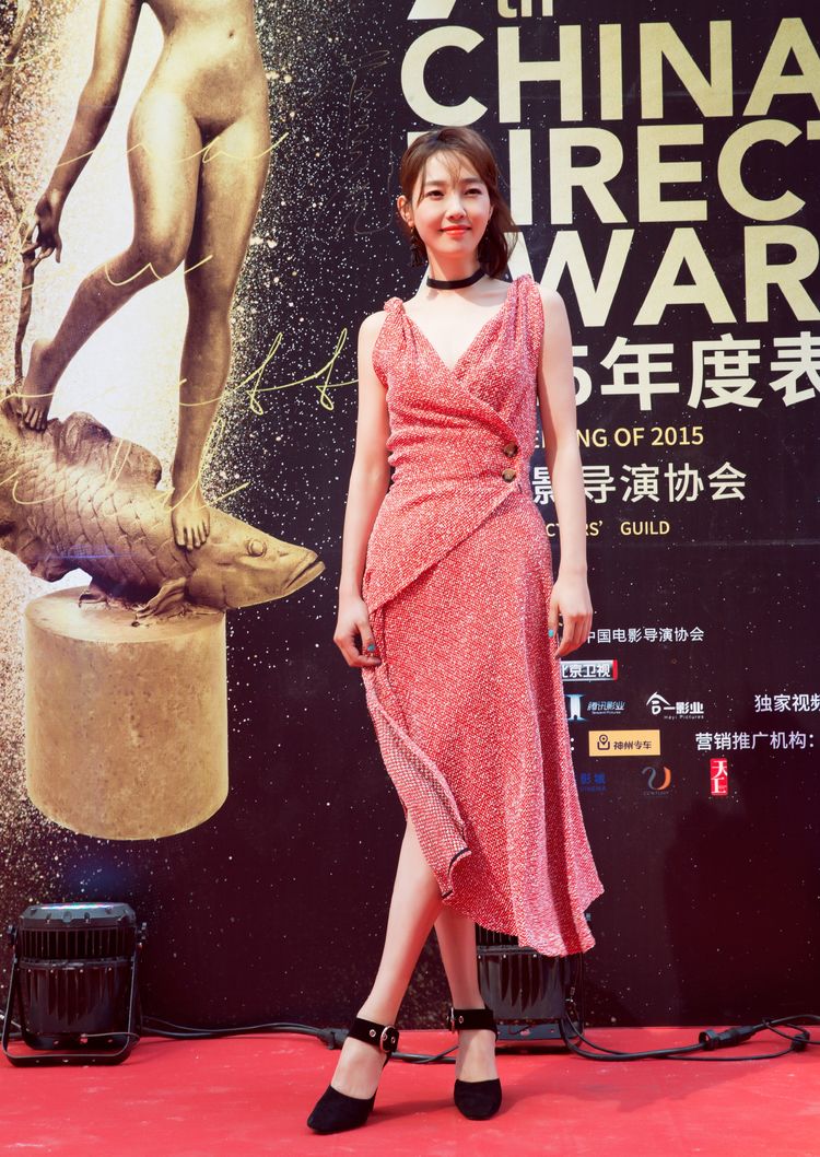 她与王珞丹傻傻分不清楚，丑闻太多声名狼藉，气质美似百合花！