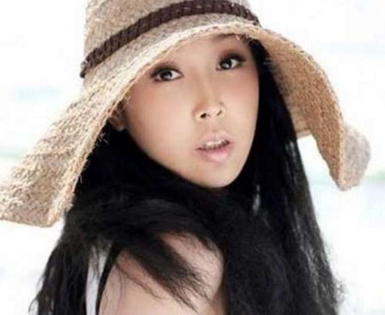 33岁的她,曾花5万买下歌曲,后嫁给富豪,今儿子