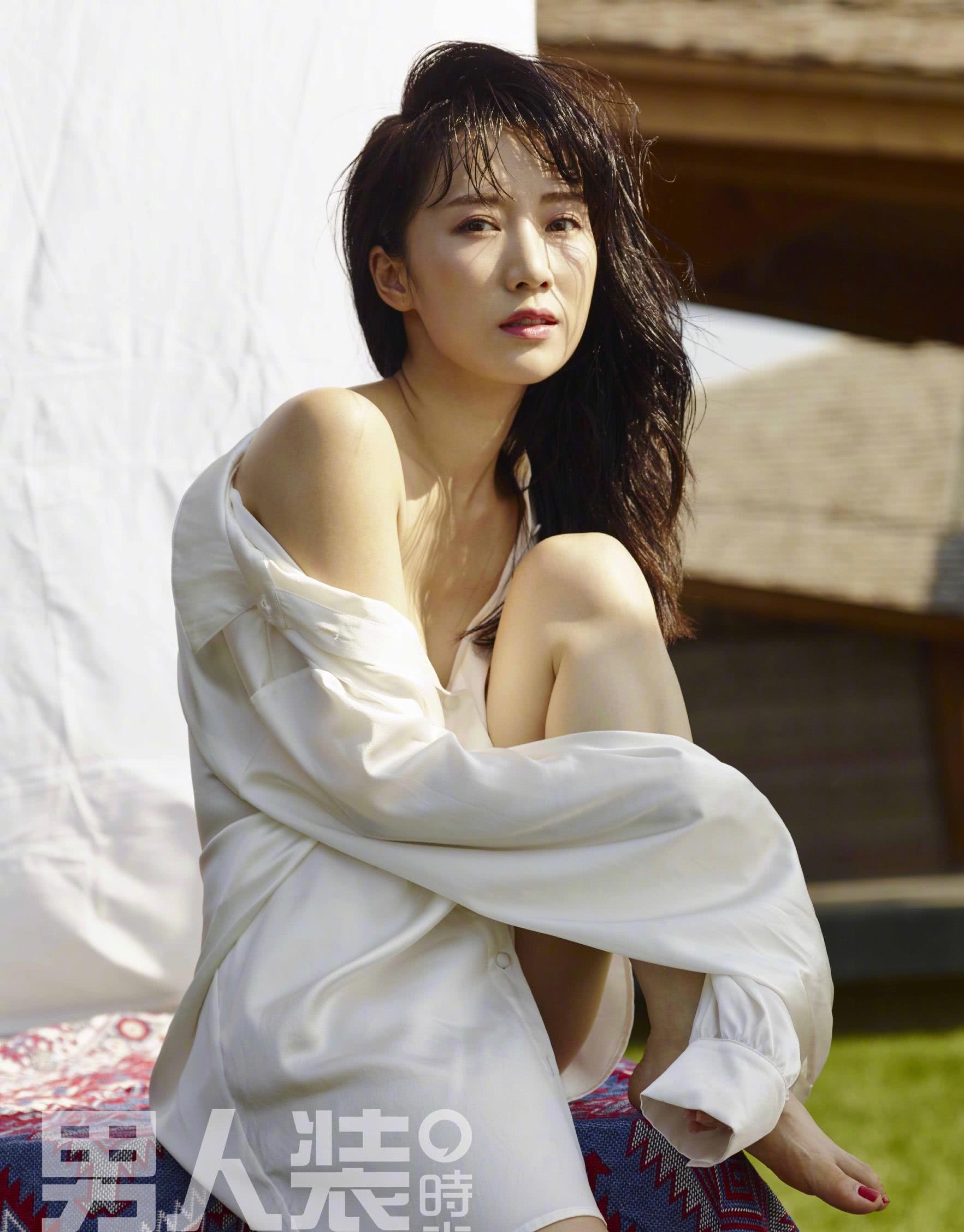 李念罕见裸背拍性感大片 尽显女性魅力