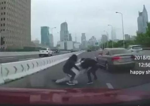 沪高架上演男女混合双打，路虎别克谁之过？