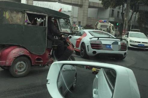 起亚撞上200万豪车，因为交警一句话，起亚女车主吓哭！