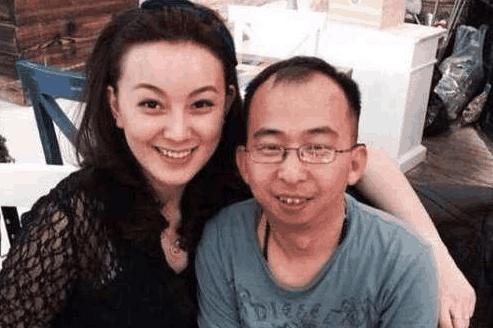 身高1米6的导演,身价近十亿,开30万车,娶了极其