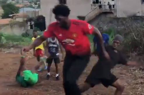 尴尬!大帝恩比德回乡穿博格巴球衣踢球 乡亲面