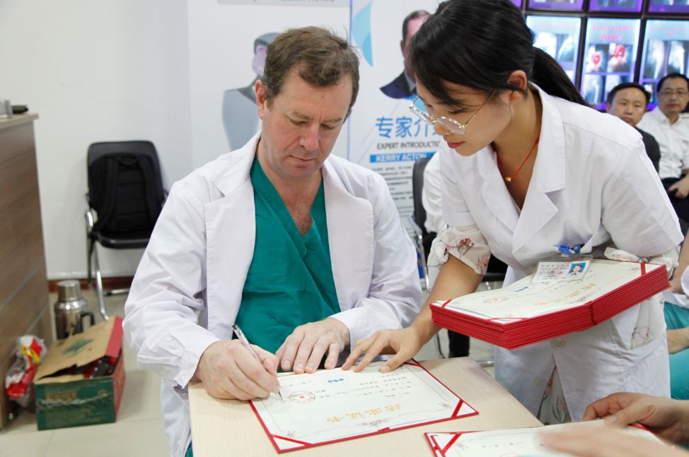 DR.Kerry Aclon 教授为学员结业证书签名