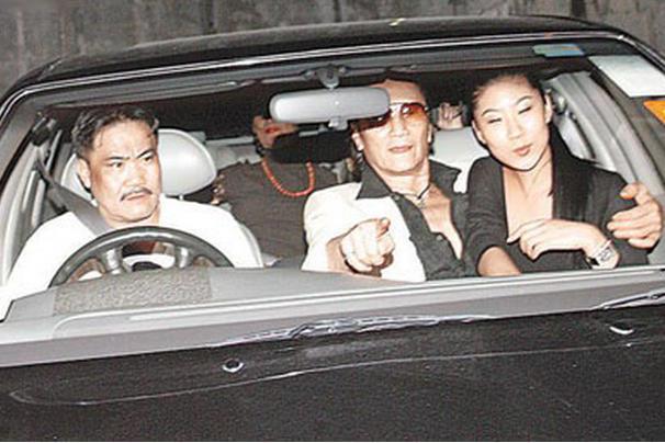 80岁谢贤陪小49岁女友逛街，开儿子送的百万豪车，老当益壮！