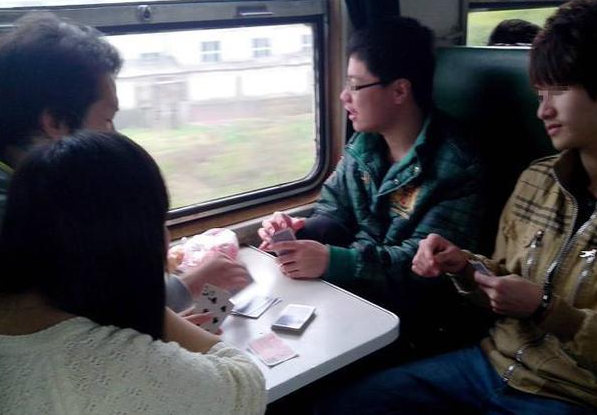 农民工坐火车回家,劝架后包却不见了,男子说的