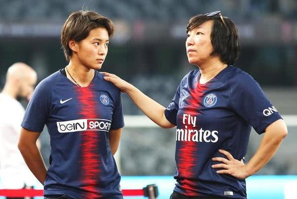 女足国脚王霜加盟大巴黎,身着巴黎球衣和孙雯