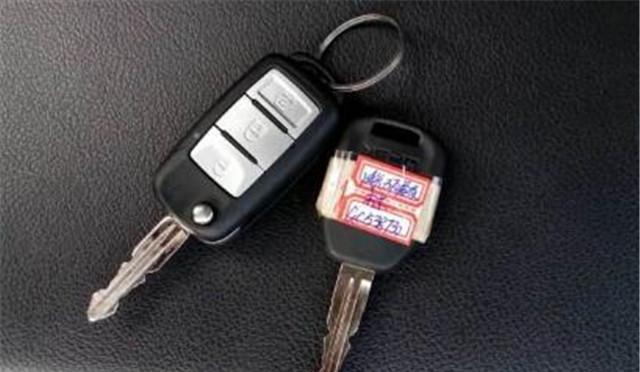 北京一位妙龄女子5万买东风风光，结果遭4S店套路，车主很气愤！