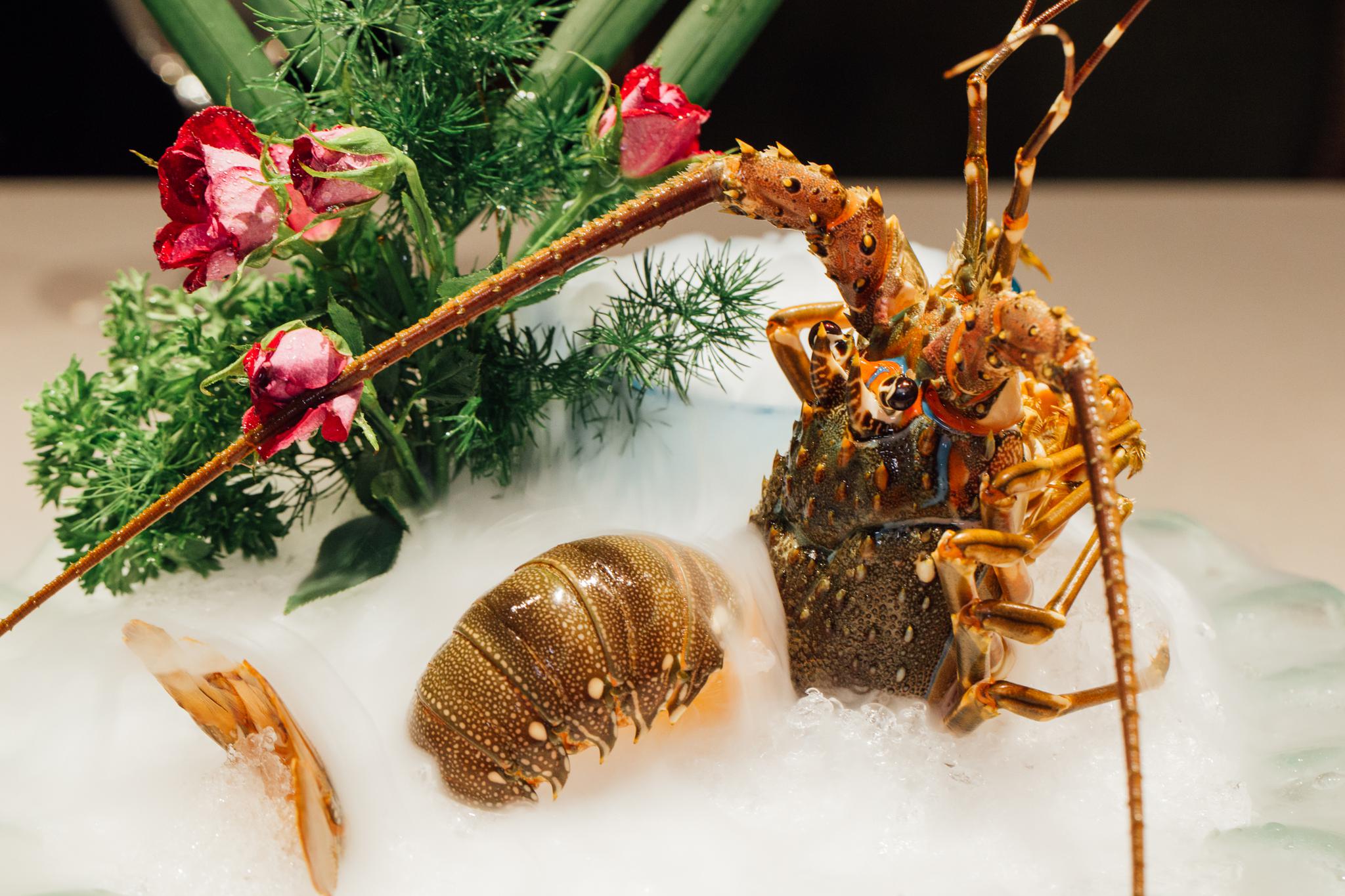 蒸羊羔,蒸熊掌,蒸鹿尾儿,烧花鸭,烧雏鸡,烧子鹅