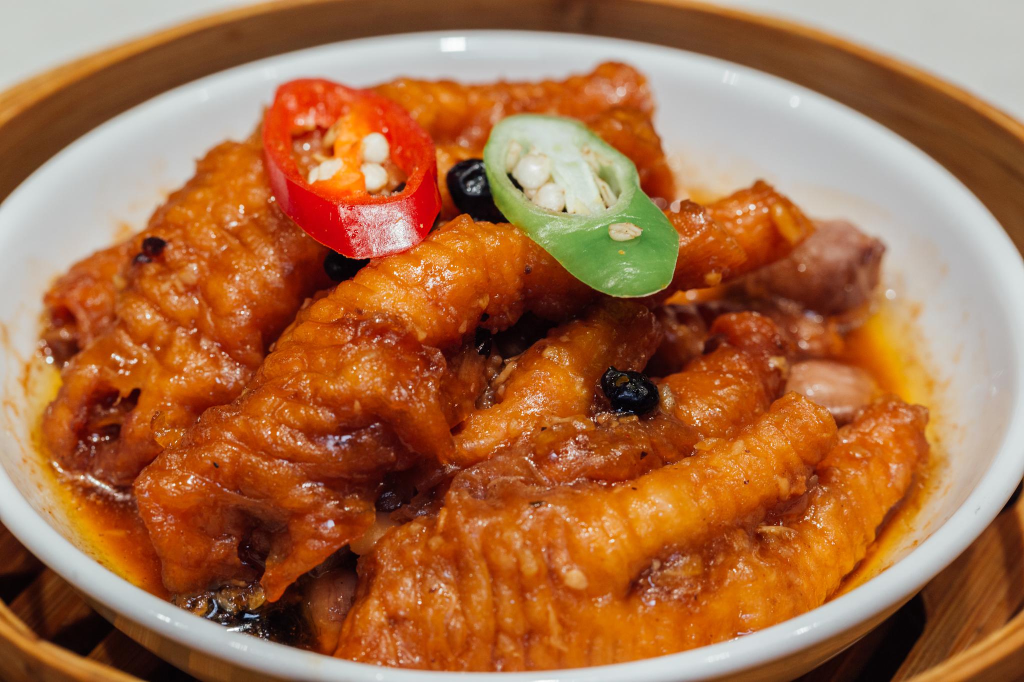 蒸羊羔,蒸熊掌,蒸鹿尾儿,烧花鸭,烧雏鸡,烧子鹅