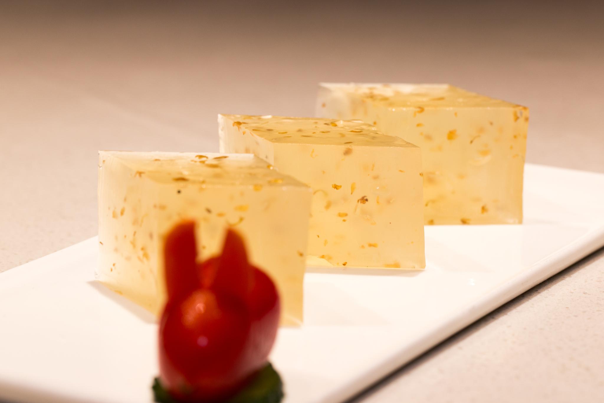 蒸羊羔,蒸熊掌,蒸鹿尾儿,烧花鸭,烧雏鸡,烧子鹅