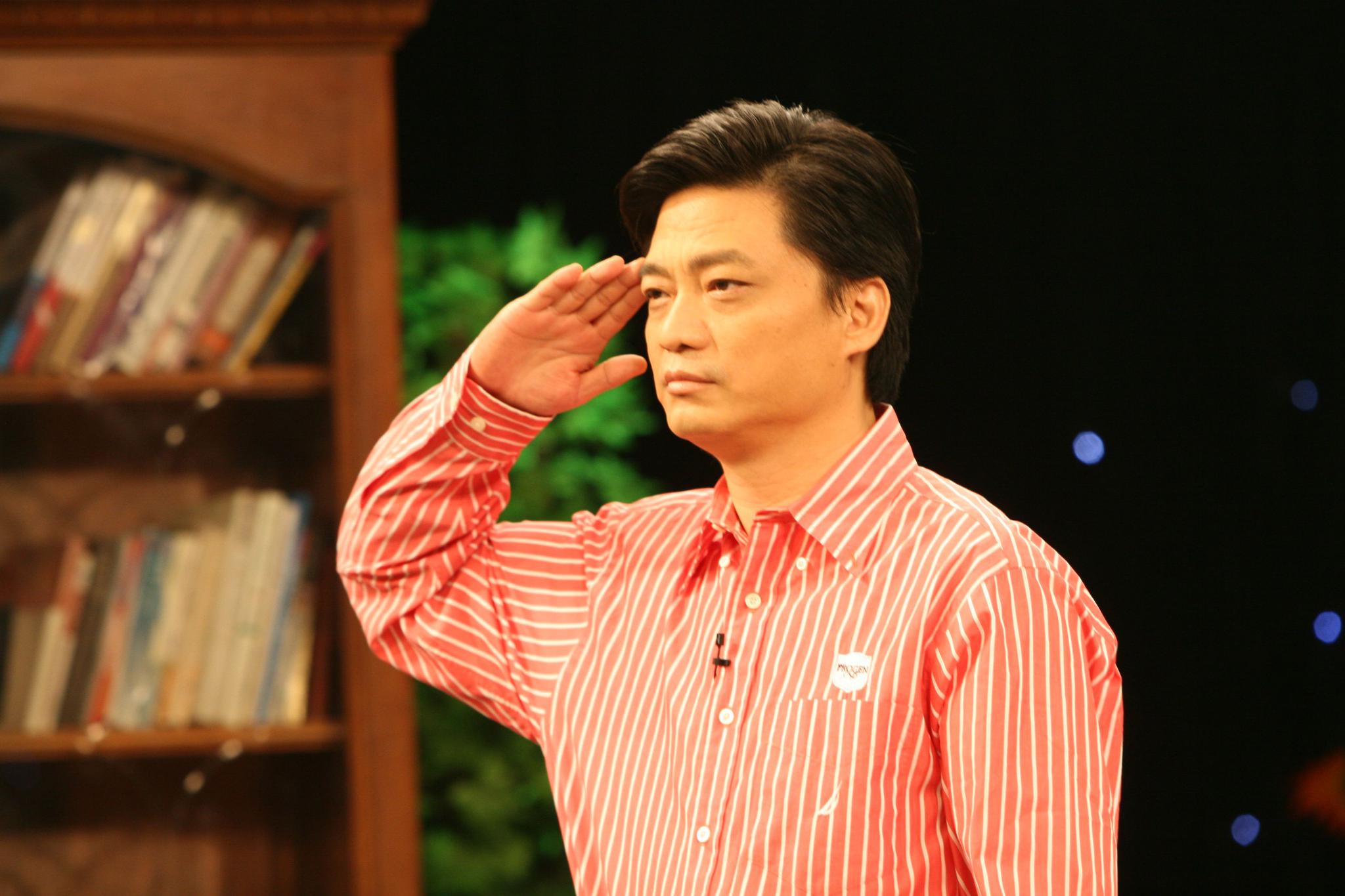 崔永元发博手撕冯小刚范冰冰,手机恩怨十年不