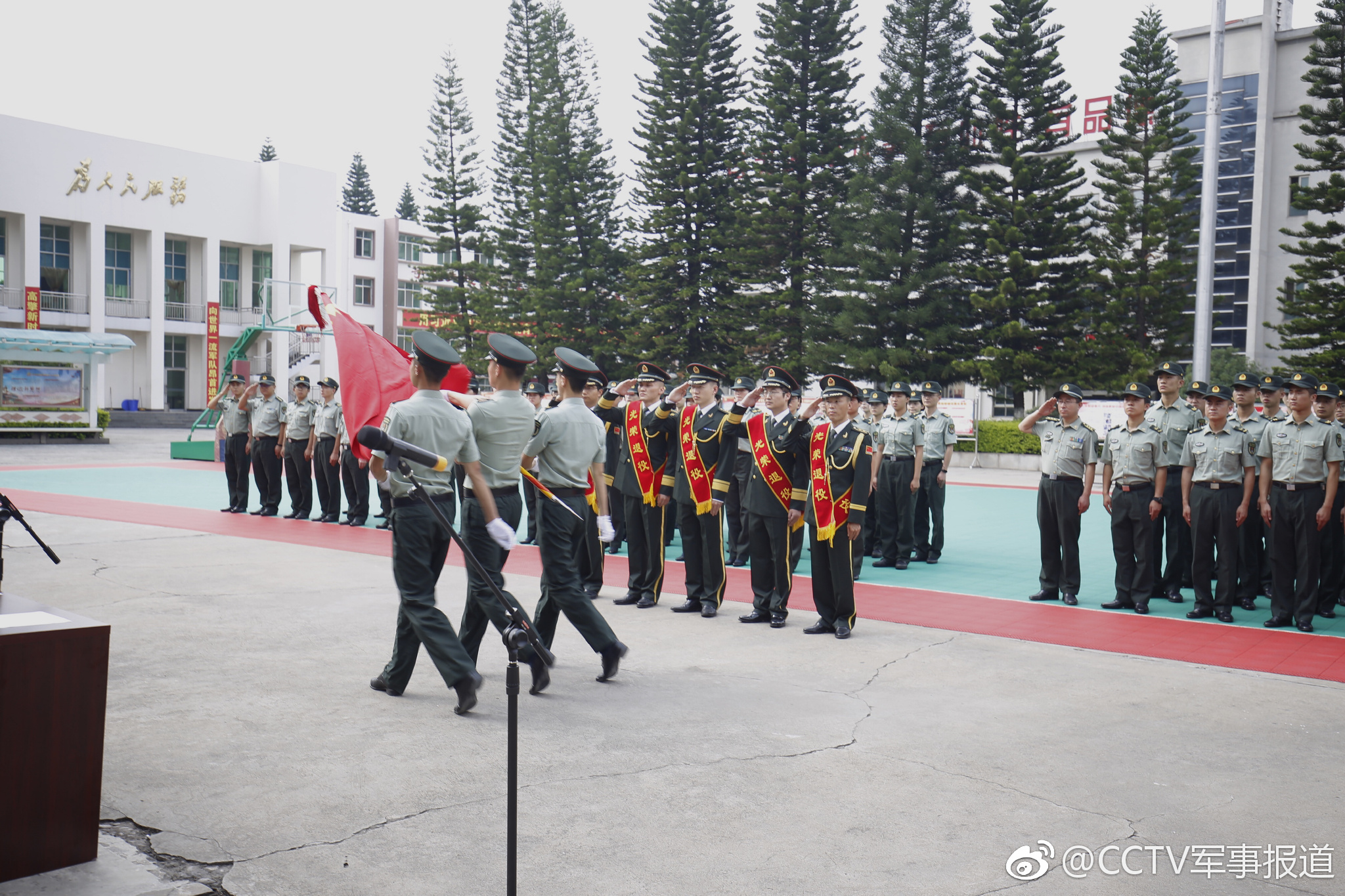 最后一次敬礼:战略支援部队某部举行2018年军