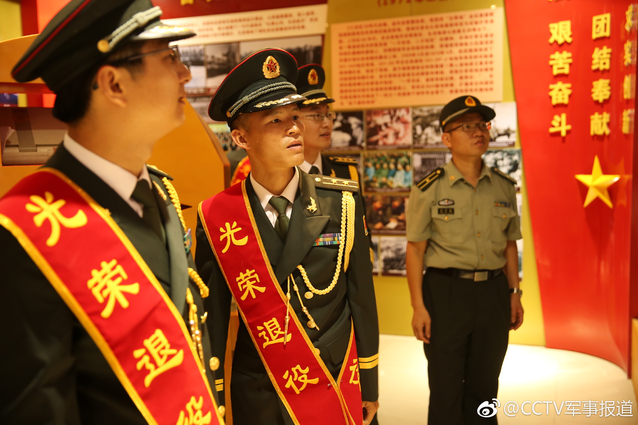 最后一次敬礼:战略支援部队某部举行2018年军