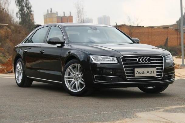 马路边一辆奥迪,远看价值似百万,近看车上的字后,一千万都买不到