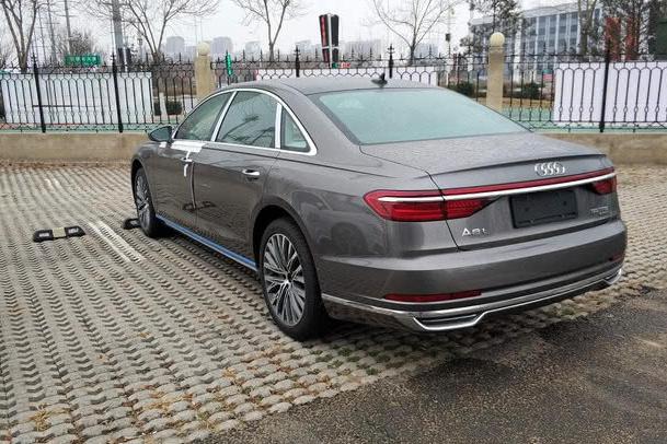 新款奥迪A8L上市不到一个月就降10万，网友：说好打败奔驰S级呢