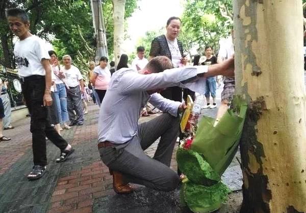 数位上海市民聚集浦北路悼念遇害男童,外教老